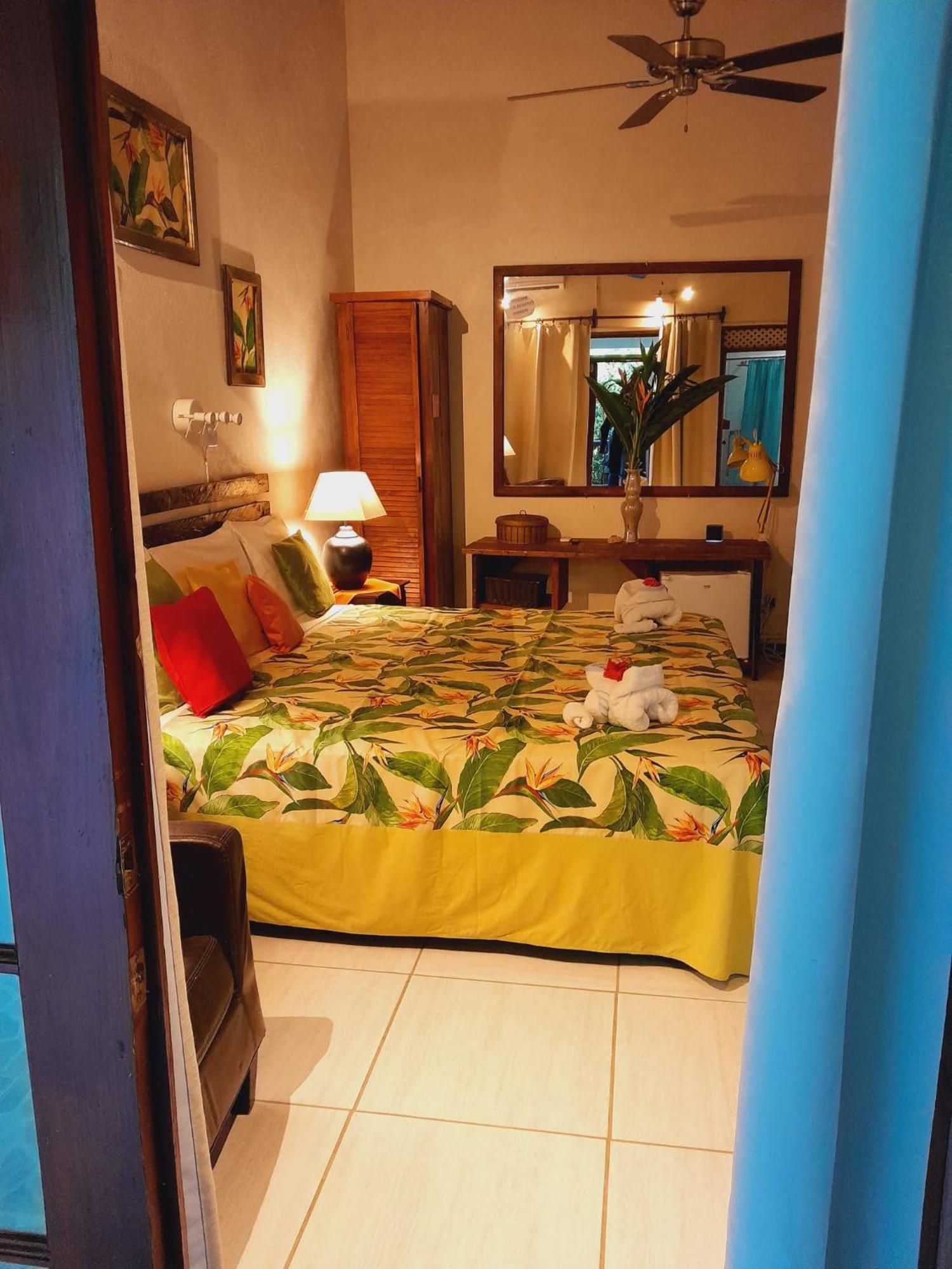 Hibiscus Valley Inn Marigot Exterior foto